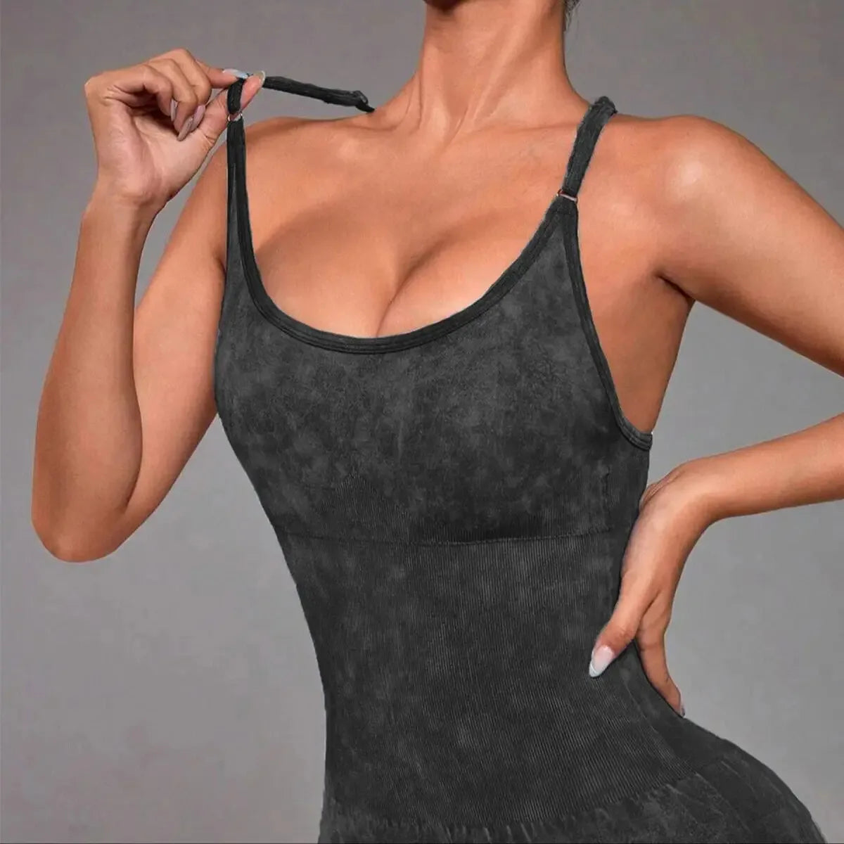 Jumpsuit Deportivo Titan Fit para Mujer — Diseño Sin Costuras, Espalda Cruzada y Ajuste Favorecedor